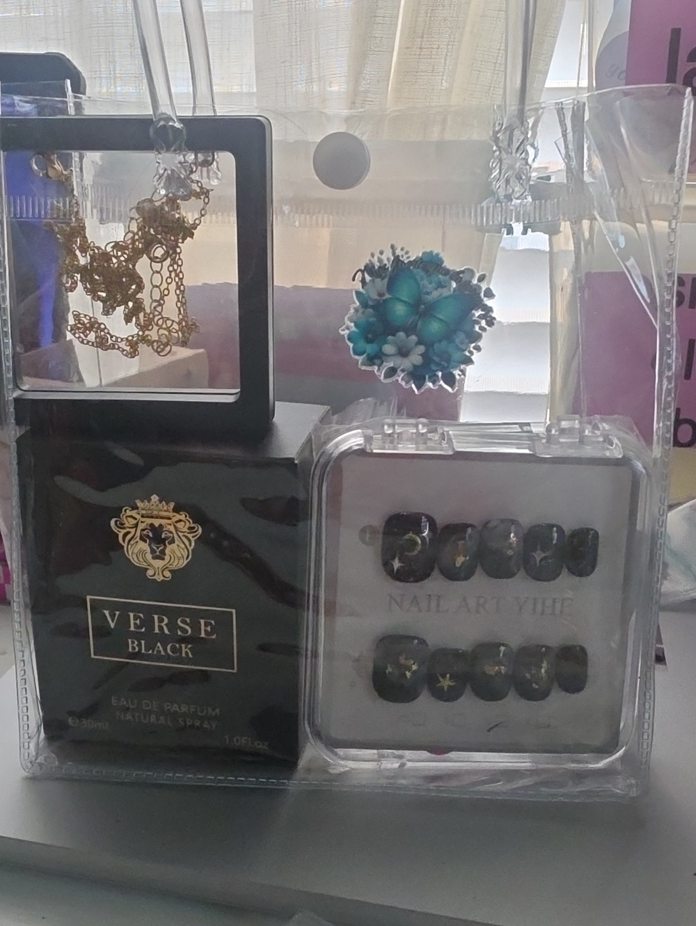 Verse Black Perfume With Press On Nail Size M and A Beatiful Golden Chain